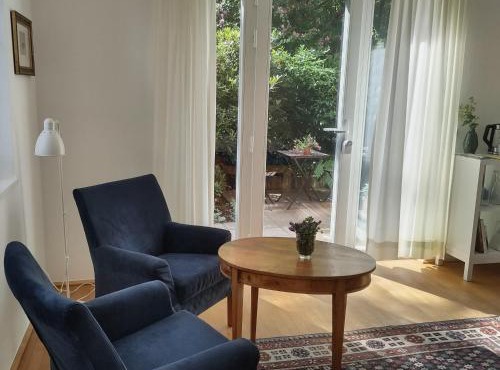 Zimmer am Ring - ruhiges Zimmer im Grünen, Frühstück auf eigener Terrasse mit Morgensonne und fußläufig zum Badeplatz Schwarzindien am Mondsee