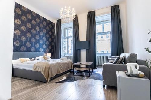 Superbly Central 9 Rooms Complex Ideal for 25 People