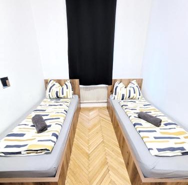 Spacious Rooms - 15 Min from Airport & City Center, 5 Min from Vienna Main-Bus Station EZ9