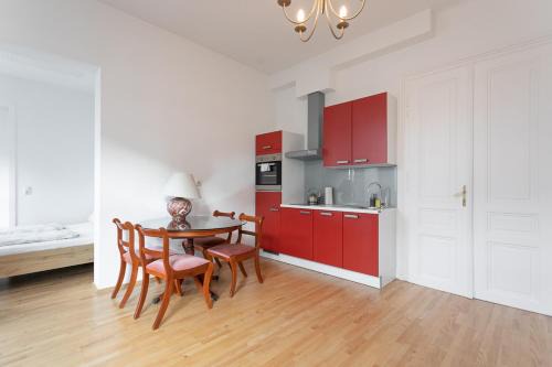 Bright Apartment in Hip & High Quality Neighborhood