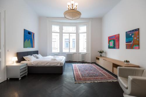 Grand Soho Apartment